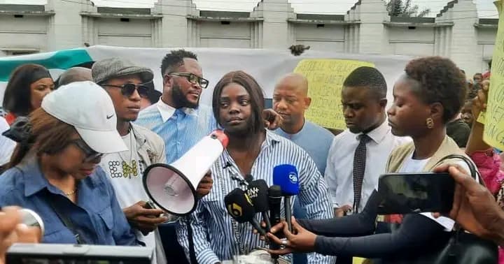 Kinshasa : des manifestants dénoncent le cyberharcèlement et soutiennent Denise Nyakeru